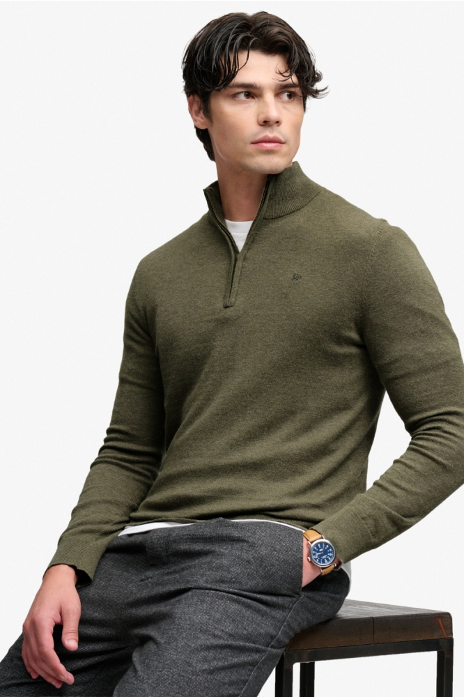 Superdry groene heren trui | Model zijaanzicht
