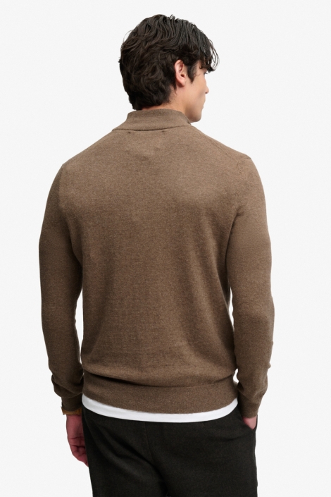 Superdry bruine heren trui | Model achteraanzicht