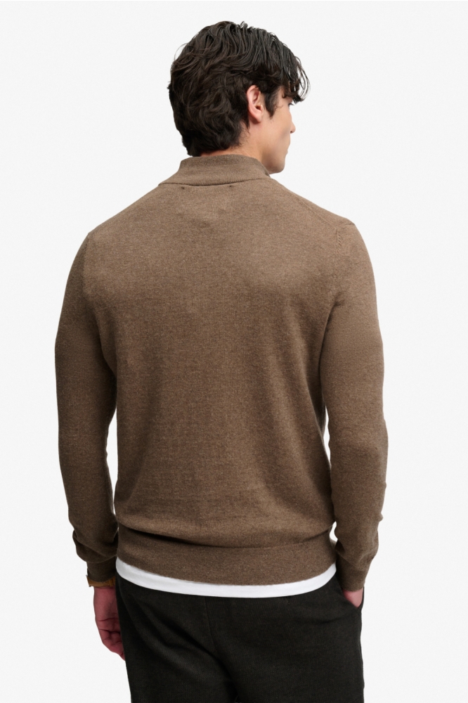Superdry bruine heren trui | Model achteraanzicht