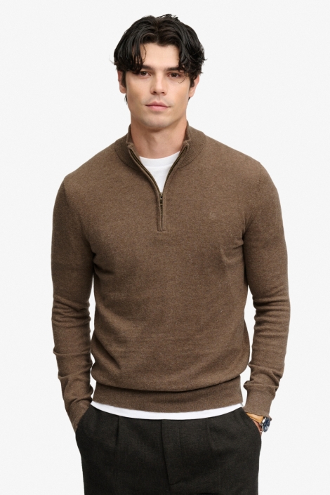 Superdry bruine heren trui | Model vooraanzicht