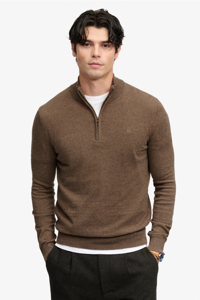 Superdry bruine heren trui | Model vooraanzicht