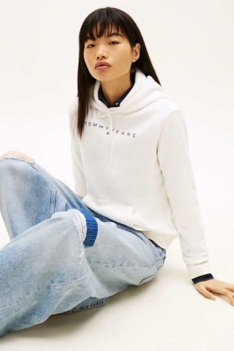 Tommy Jeans witte dames sweater | Model vooraanzicht