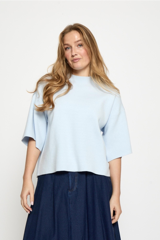 Minus blauwe dames trui | Model vooraanzicht