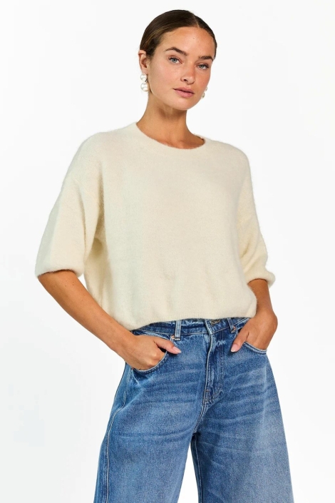 Aaiko ecru dames trui | Model vooraanzicht