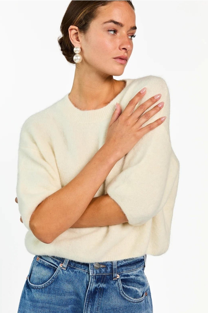 Aaiko ecru dames trui | Model vooraanzicht
