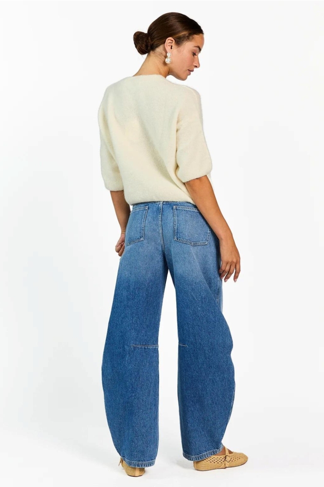 Aaiko ecru dames trui | Model achteraanzicht