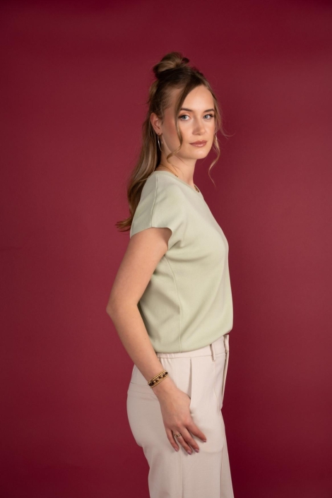 I-coni-K groene dames trui | Model zijaanzicht