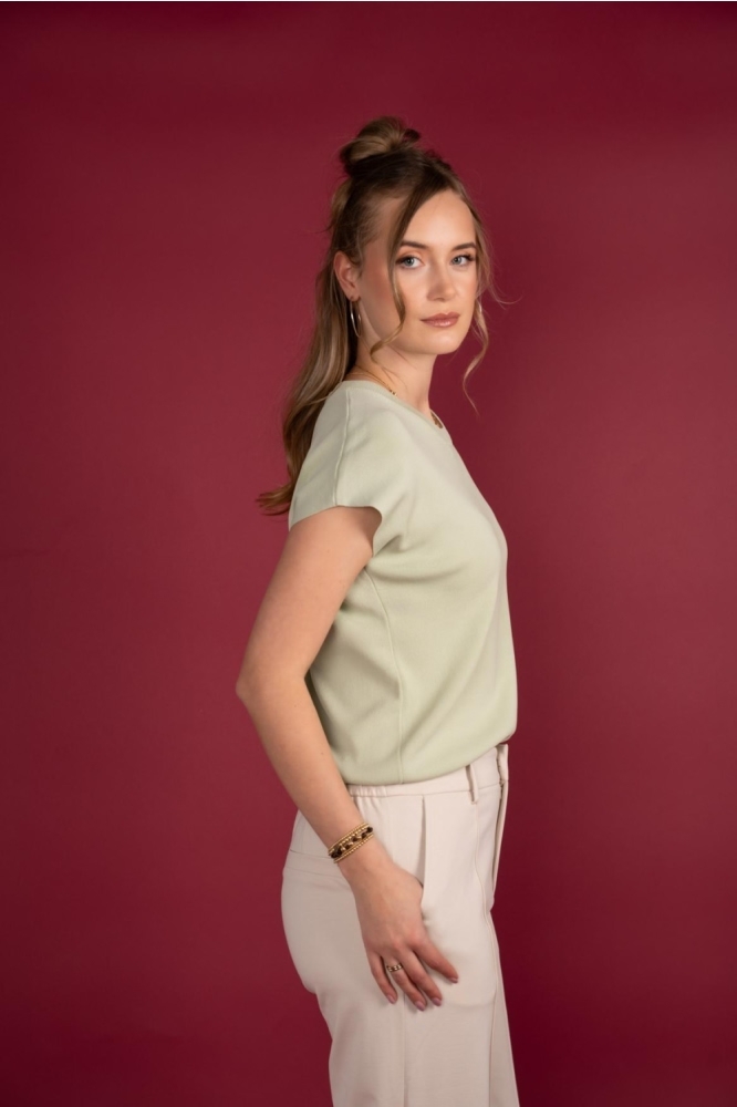 I-coni-K groene dames trui | Model zijaanzicht