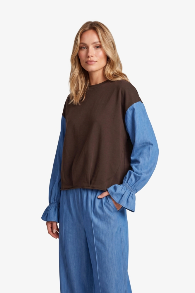 Fluresk bruine dames sweater | Model vooraanzicht
