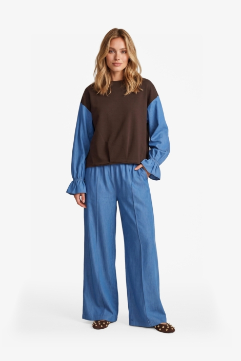 Fluresk bruine dames sweater | Model vooraanzicht