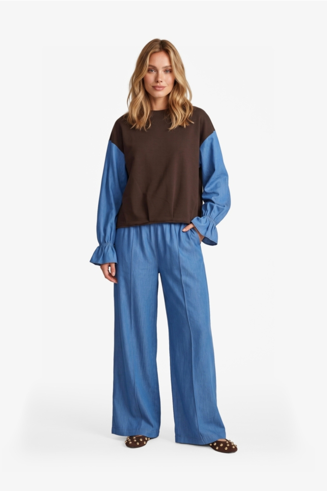 Fluresk bruine dames sweater | Model vooraanzicht