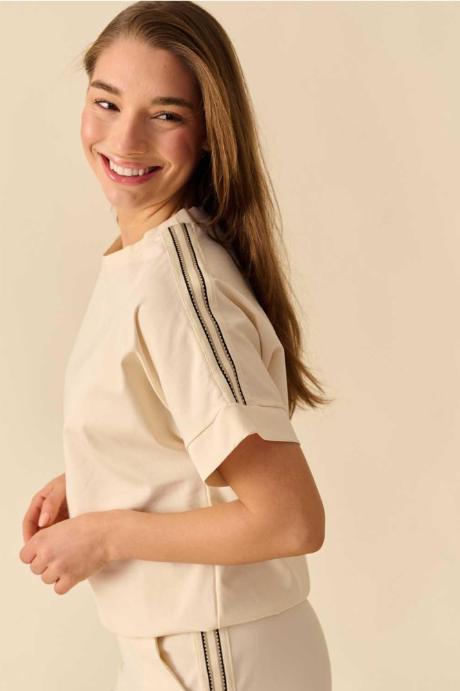 FOS Amsterdam beige dames t-shirt | Model zijaanzicht