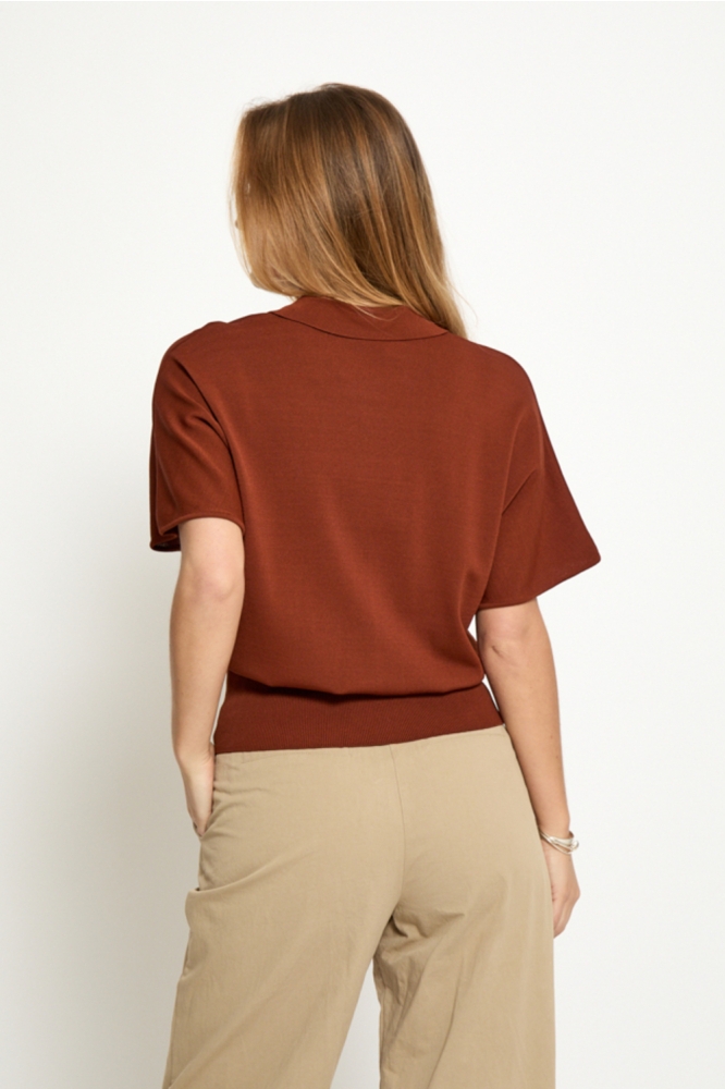 Peppercorn bruine dames trui | Model achteraanzicht