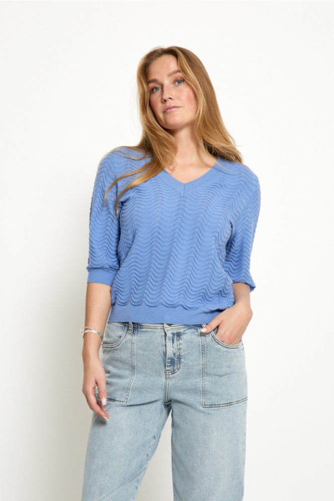 Peppercorn blauwe dames trui | Model vooraanzicht