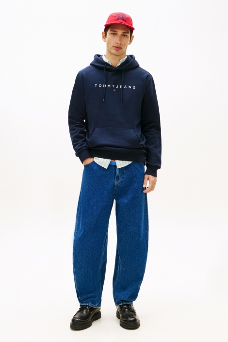 Tommy Jeans blauwe heren sweater | Model