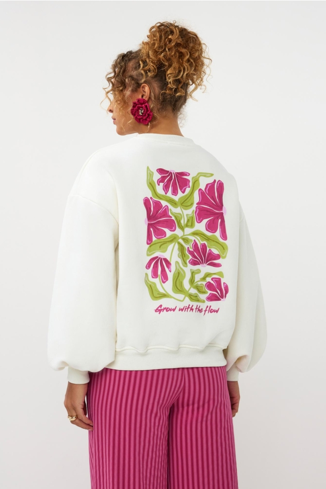 Ydence witte dames sweater | Model achteraanzicht