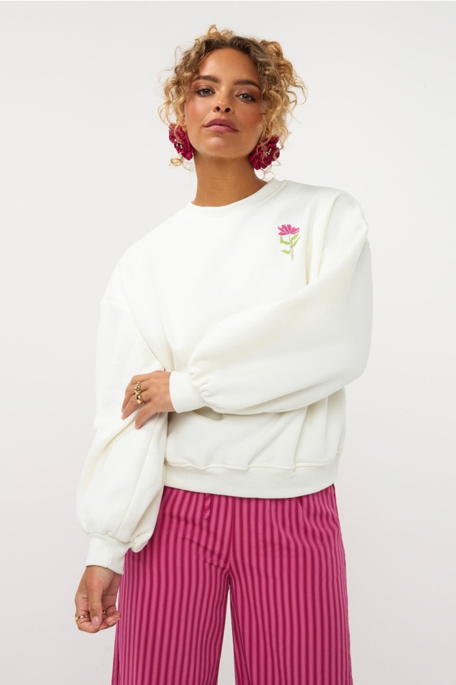 Ydence witte dames sweater | Model vooraanzicht