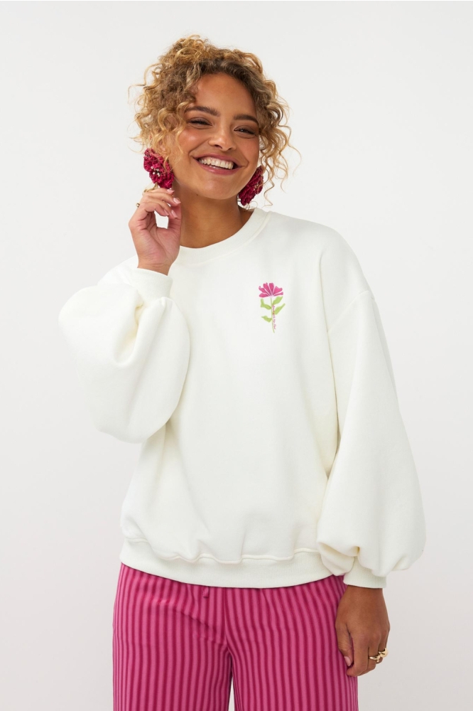 Ydence witte dames sweater | Model vooraanzicht