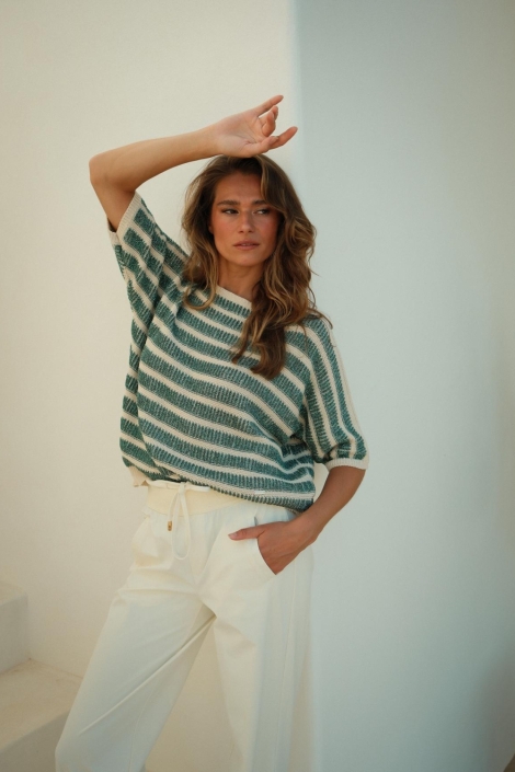 Kimara groene dames trui | Model vooraanzicht