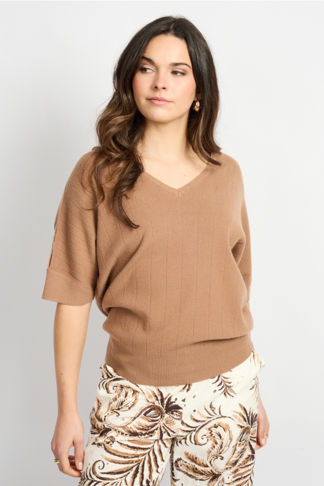 C&S The Label taupe dames trui | Model vooraanzicht
