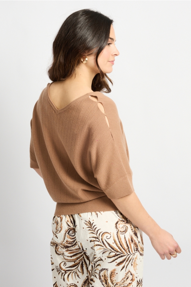 C&S The Label taupe dames trui | Model achteraanzicht