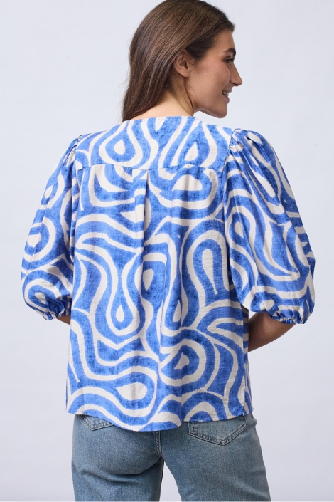 SisterS point blauwe dames blouse | Model achteraanzicht