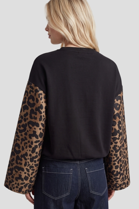 Fluresk zwarte dames sweater | Model achteraanzicht