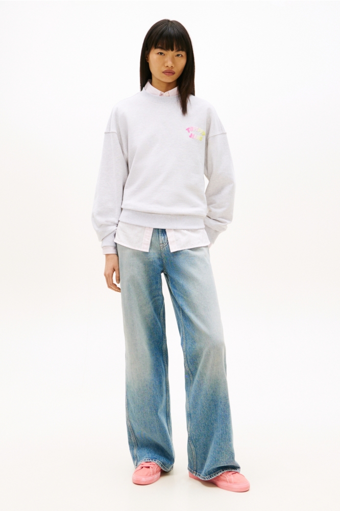 Tommy Jeans grijze dames sweater | Model