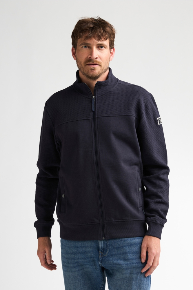 Petrol Industries blauwe heren vest | Model vooraanzicht