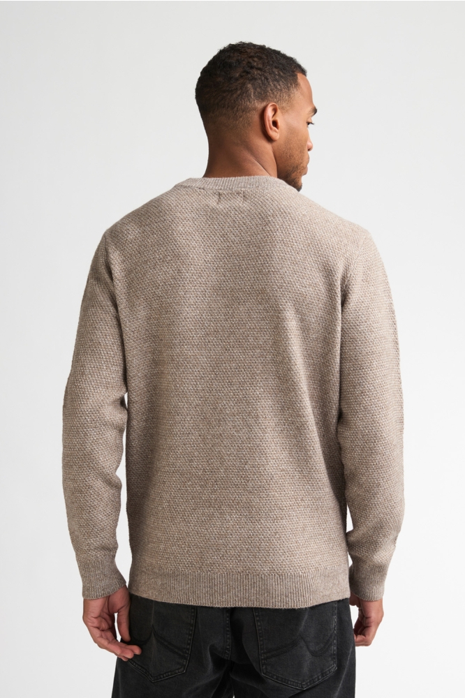 Petrol Industries beige heren trui | Model achteraanzicht