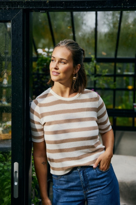 Freequent beige dames t-shirt | Sfeerbeeld, In situatie