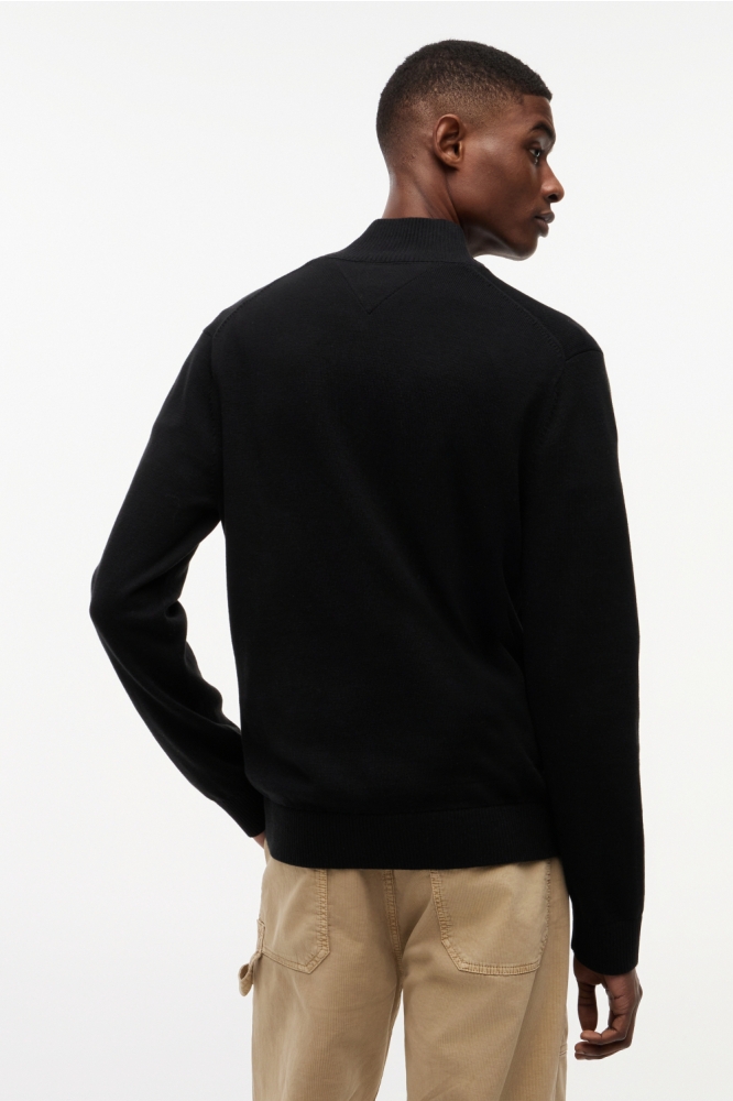 Tommy Jeans zwarte heren trui | Model achteraanzicht