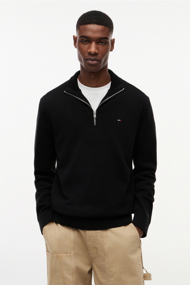 Tommy Jeans zwarte heren trui | Model vooraanzicht