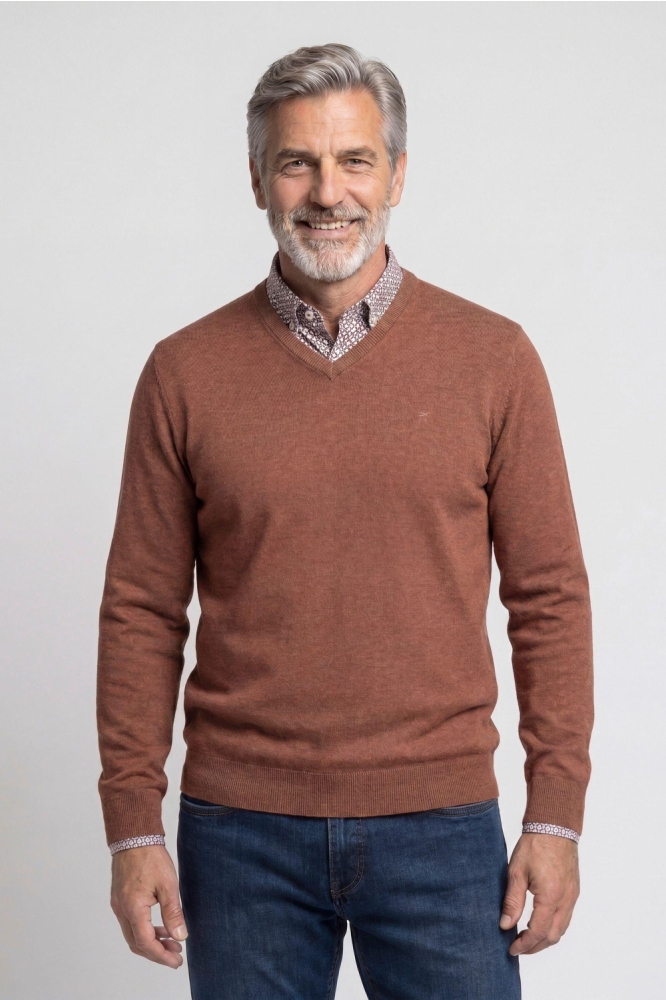 Campbell cognac heren trui | Model vooraanzicht