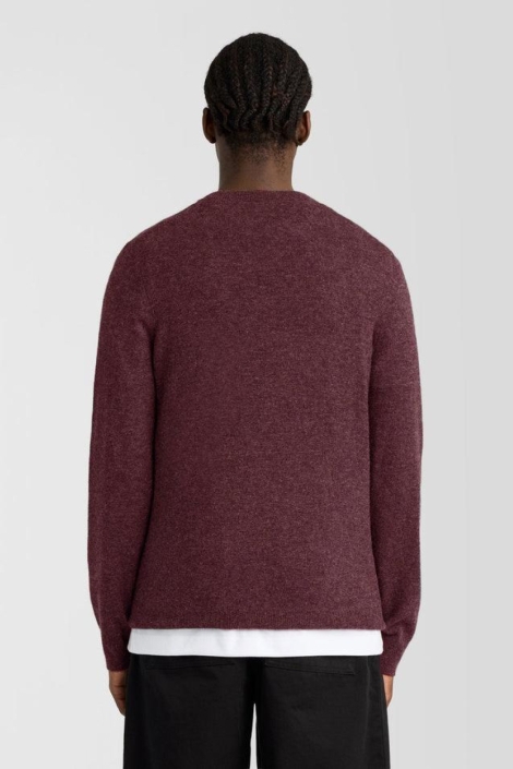 Lyle & Scott bordeaux heren trui | Model achteraanzicht