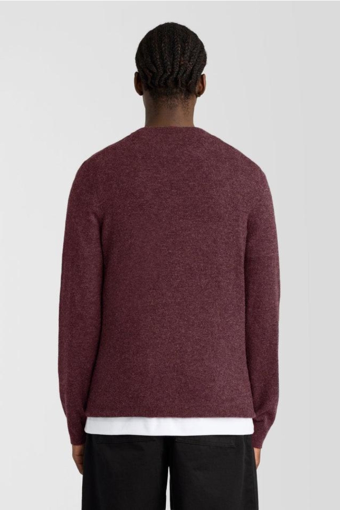 Lyle & Scott bordeaux heren trui | Model achteraanzicht