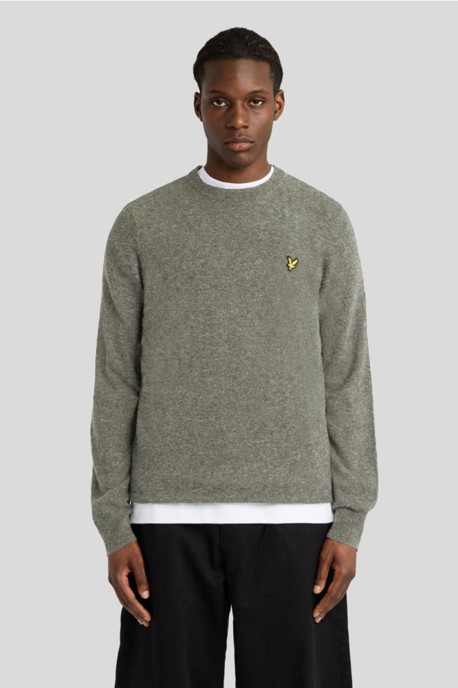 Lyle & Scott groene heren trui | Model vooraanzicht