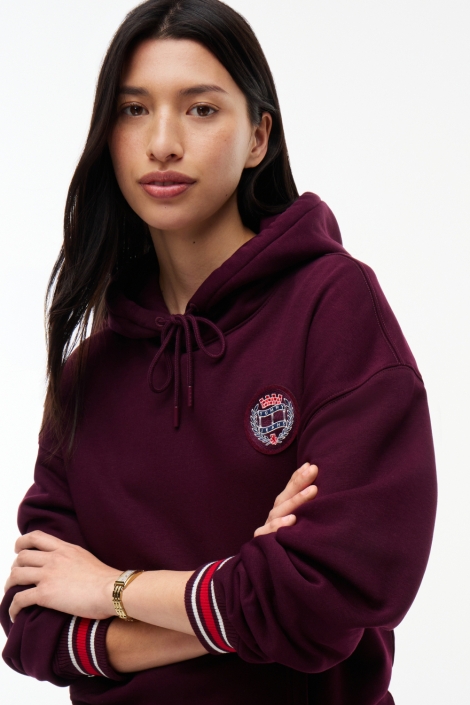Tommy Jeans bordeaux dames sweater | Model zijaanzicht