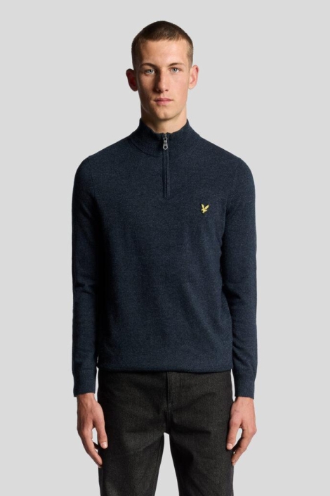 Lyle & Scott blauwe heren trui | Model vooraanzicht