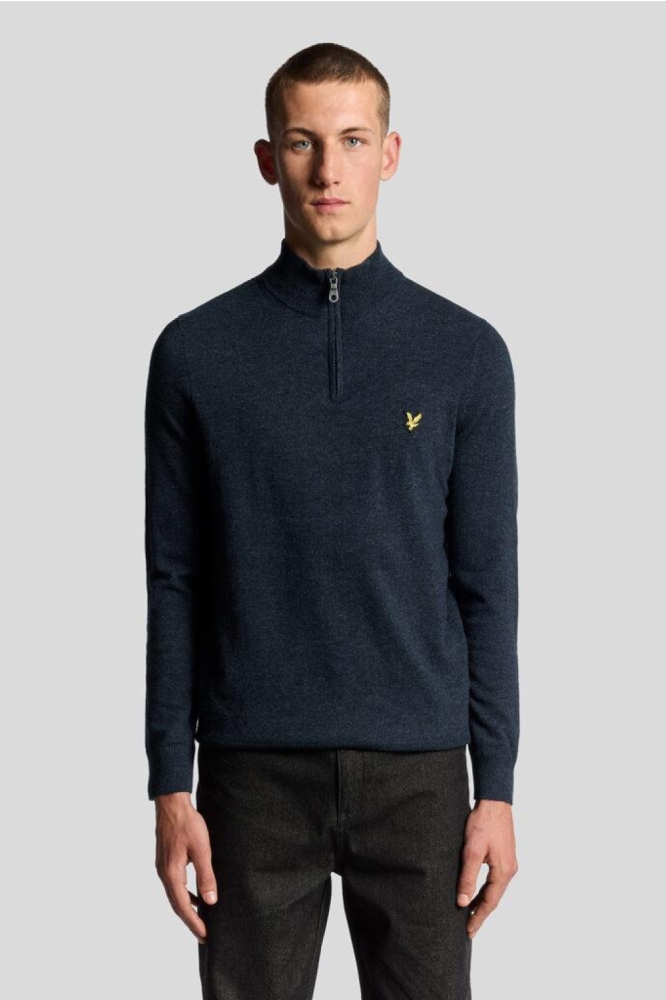 Lyle & Scott blauwe heren trui | Model vooraanzicht