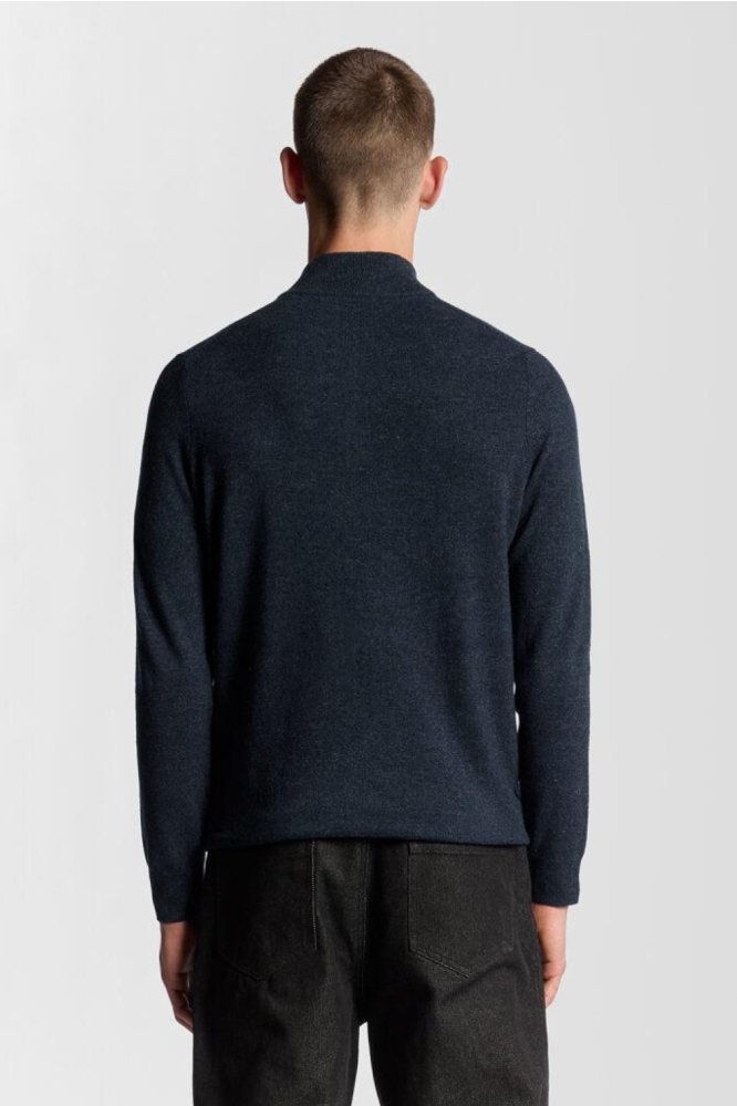 Lyle & Scott blauwe heren trui | Model achteraanzicht