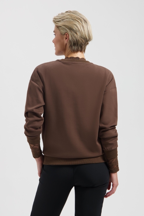 Lady Day bruine dames sweater | Model achteraanzicht