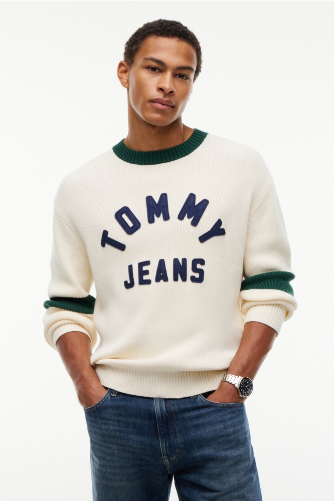 Tommy Jeans beige heren trui | Model vooraanzicht