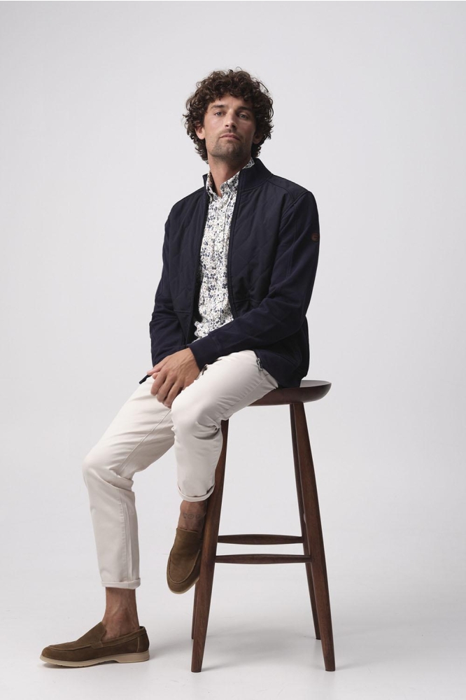 Campbell blauwe heren vest | Model zijaanzicht