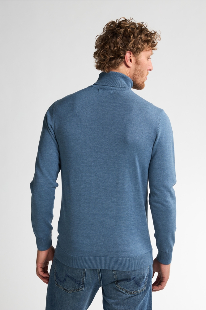 Petrol Industries blauwe heren trui | Model achteraanzicht