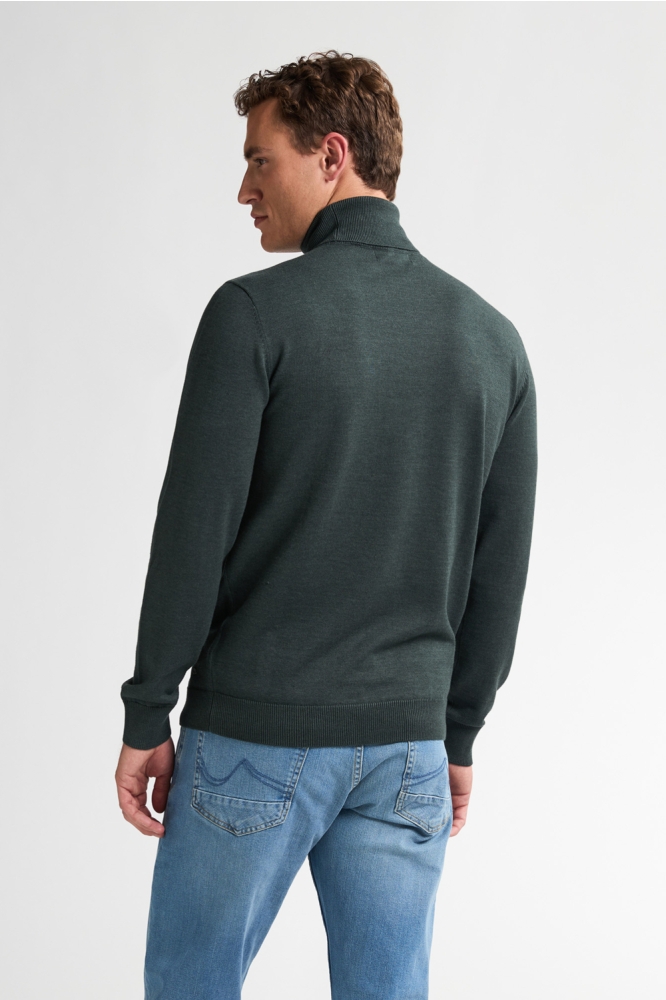 Petrol Industries groene heren trui | Model achteraanzicht