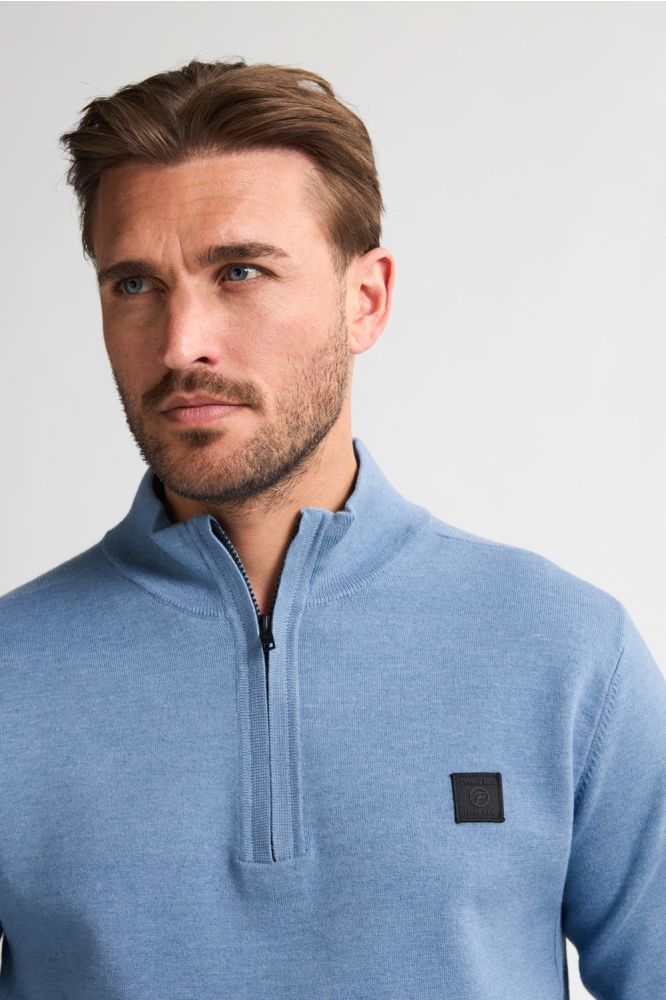 Petrol Industries blauwe heren trui | Close up