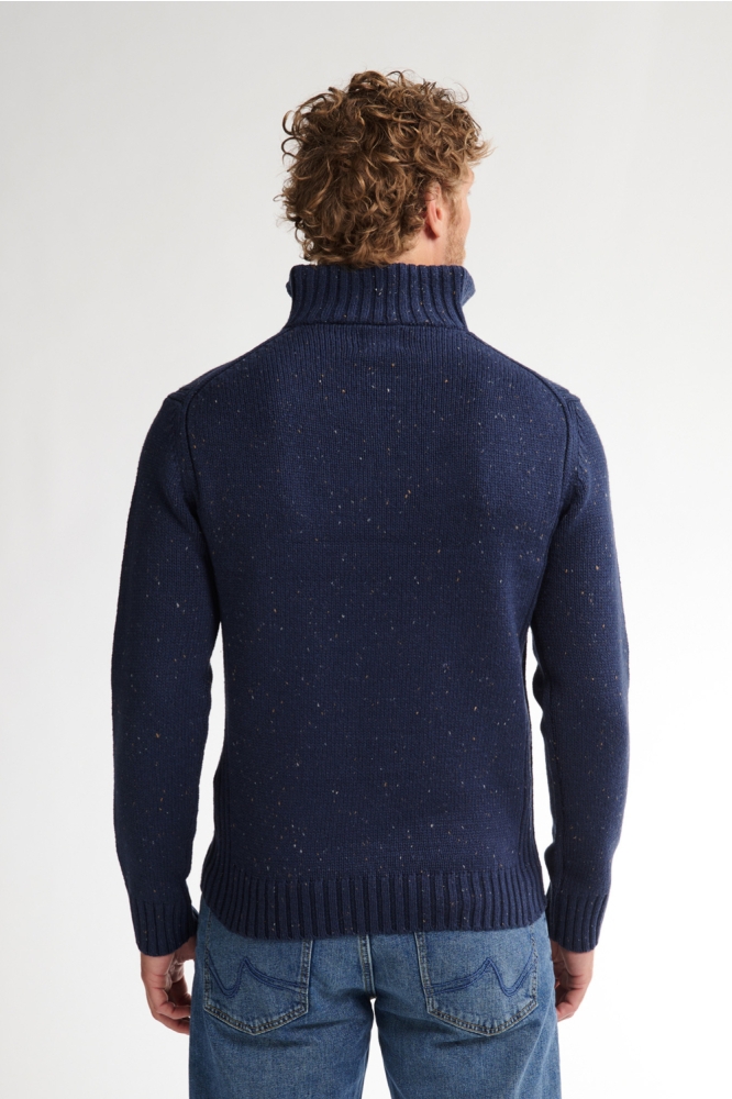 Petrol Industries blauwe heren trui | Model achteraanzicht