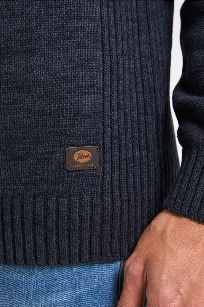 Petrol Industries blauwe heren trui | Close up