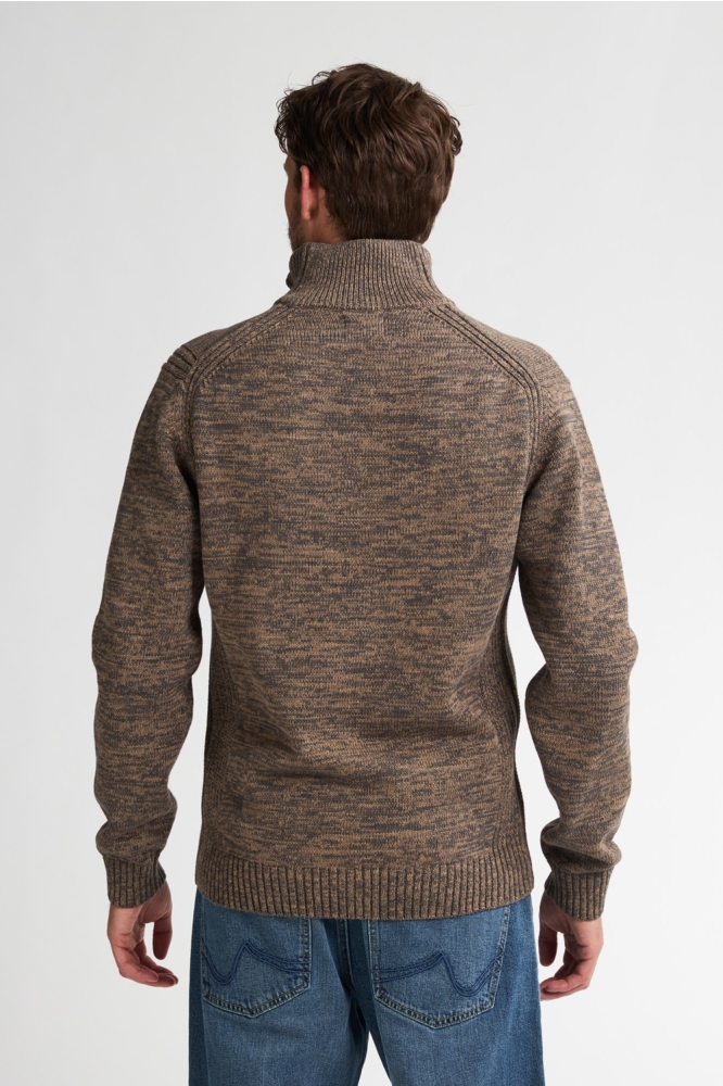 Petrol Industries camel heren trui | Model achteraanzicht